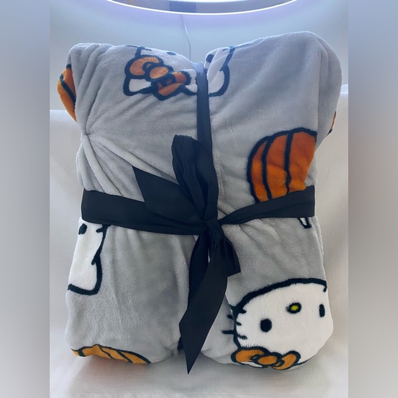 Hello Kitty Halloween Pumpkin Grey Plush Throw Blanket Twin 60”x90” NEW HTF - Picture 2 of 2